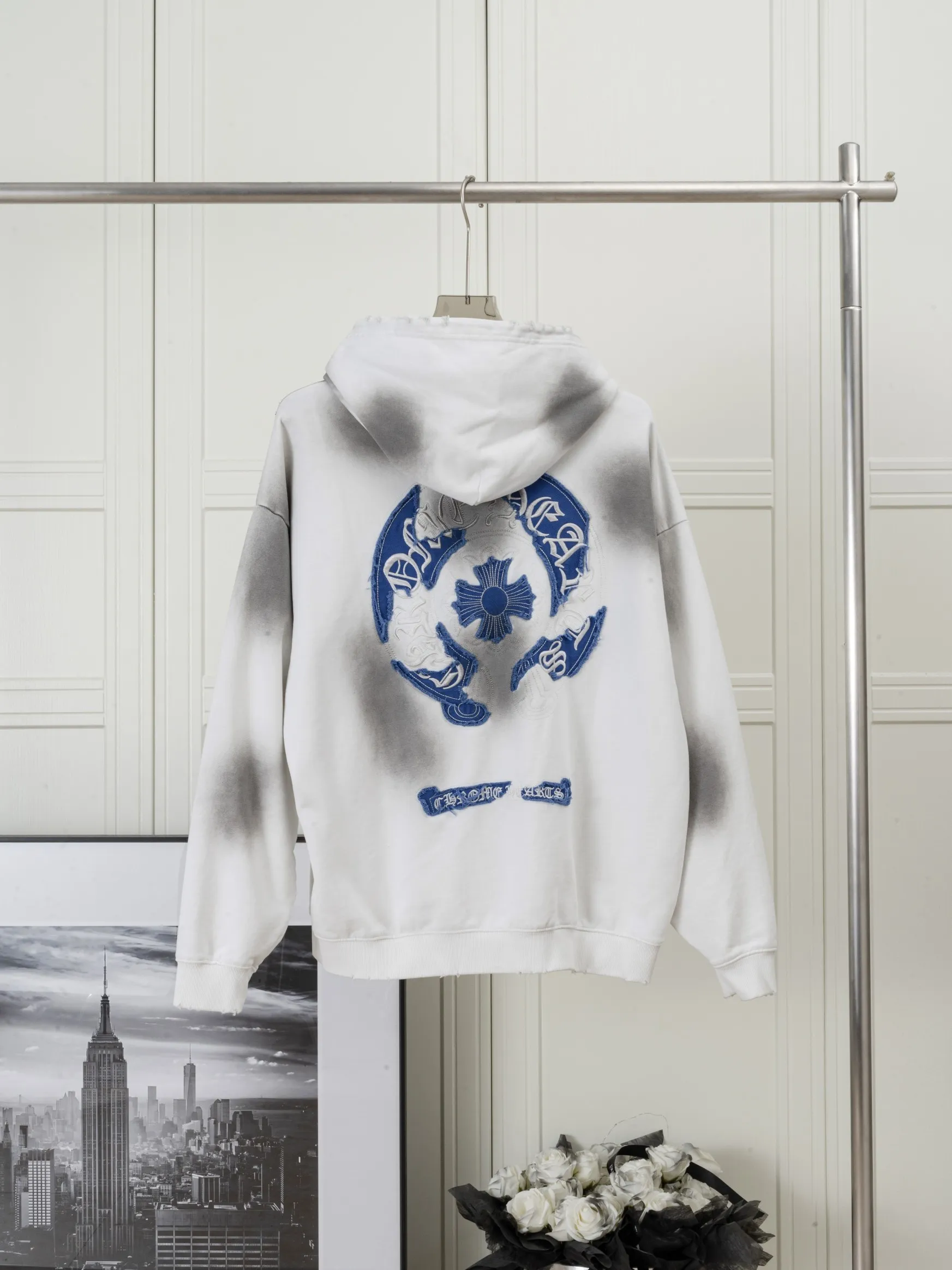 P310 CHROME HEARTS Hooded Sweatshirt - Size: XS, S, M, L - Color: Navy blue, white, black. Made of comfortable and skin-friendly fabrics, it feels unrestricted when worn. The details are finely crafted and the colors are harmonious. The back is embroidered with classic Crocodile heart elements, making it highly recognizable and trendy. Strictly controlled from material selection to production, it is a dazzling item that highlights personality and quality and interprets trendy attitude.